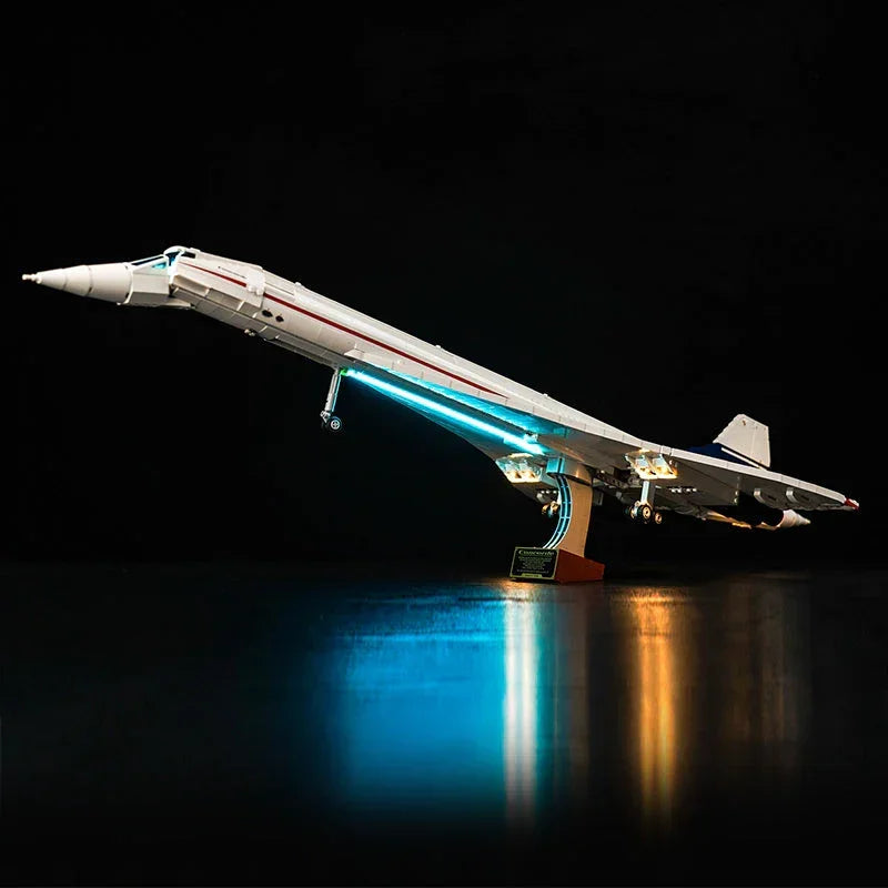 Gesamtansicht der LEGO Concorde 10318 auf dem Display-Ständer mit eingeschalteten LEDs, blauer Unterbodenbeleuchtung und leuchtenden Triebwerken.