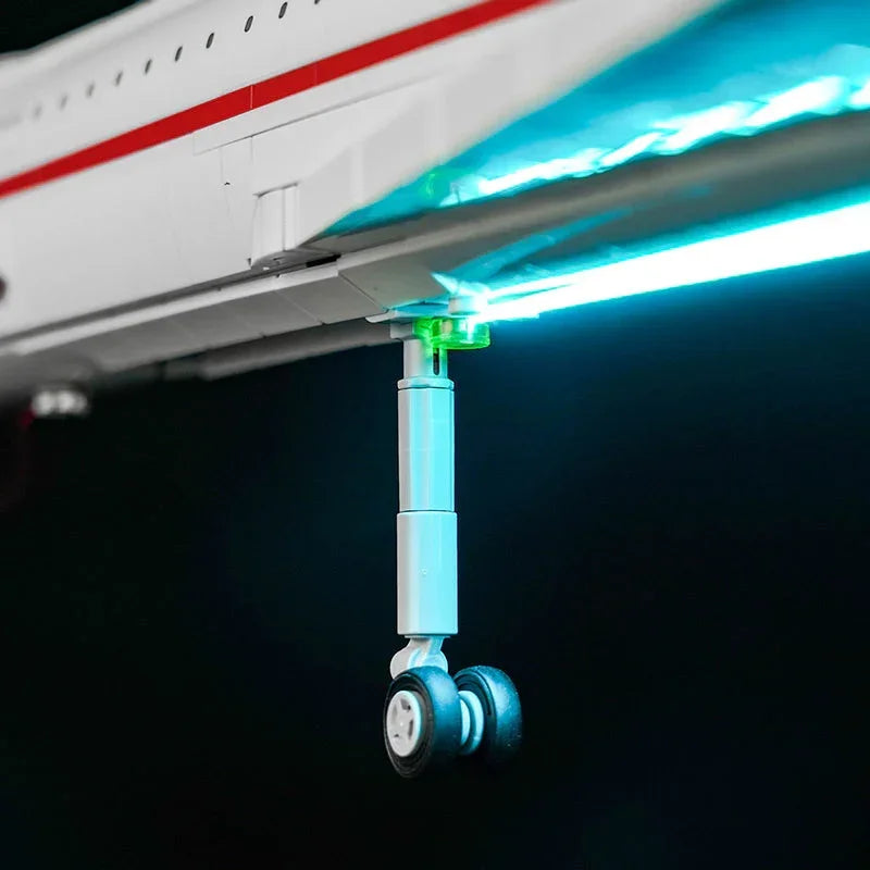 Grüne LED-Positionsleuchte und hellblaue Unterbodenbeleuchtung am vorderen Fahrwerk der LEGO Concorde 10318.