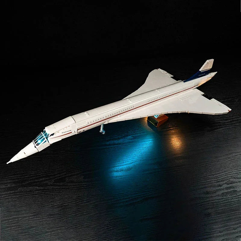 LEGO Concorde 10318 Flugzeugmodell aus der Vogelperspektive mit komplett installiertem LED-Beleuchtungsset im Dunkeln.