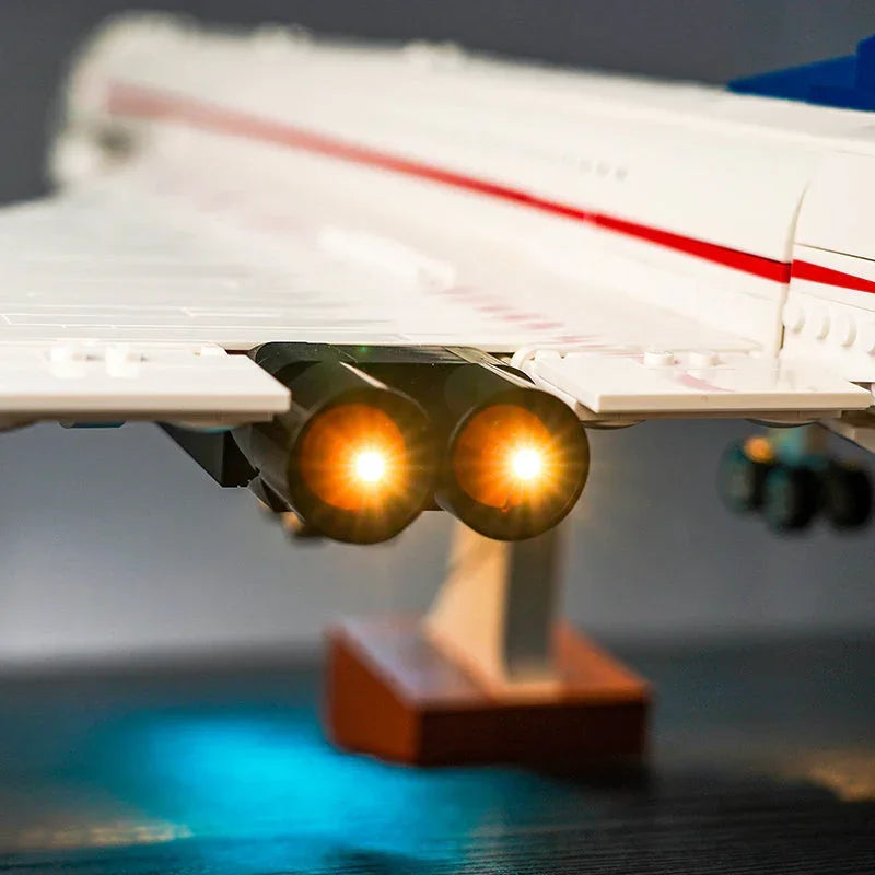 Nachbrenneffekt durch leuchtend orangefarbene LEDs in den Triebwerken des LEGO Concorde Modells 10318.