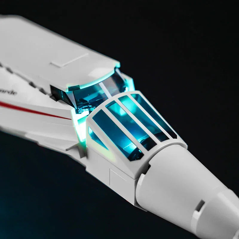 Beleuchtetes Cockpit der LEGO Concorde 10318 mit bläulichem LED-Licht bei abgesenkter Nase.