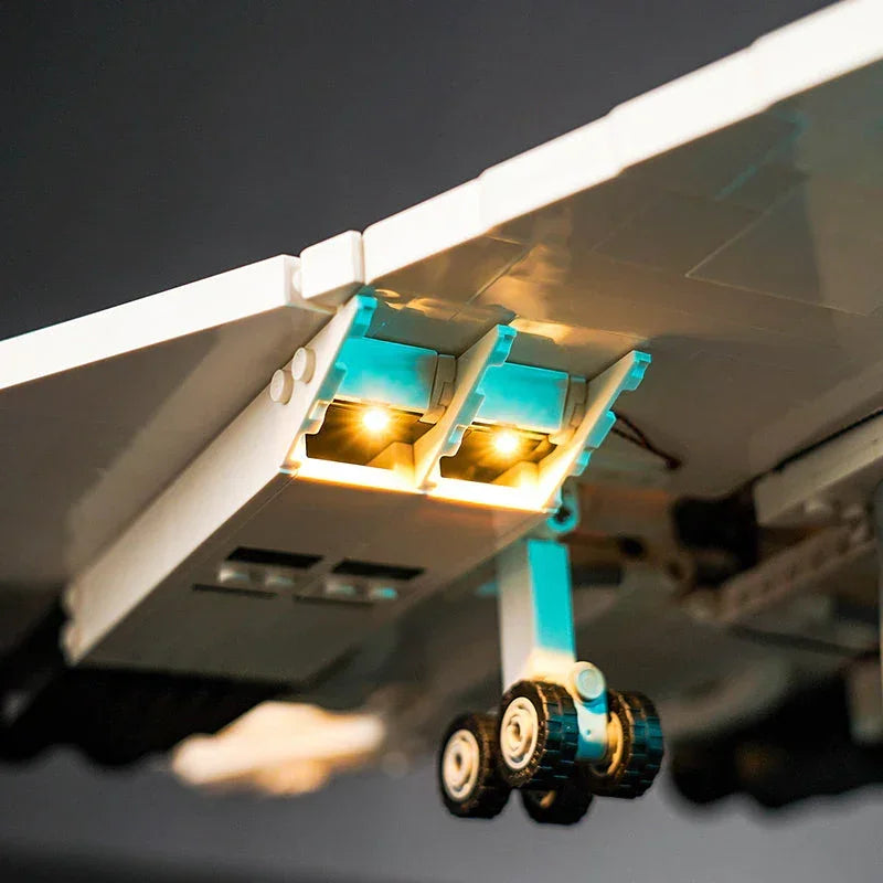 Detailaufnahme der warmweißen LED-Beleuchtung an den Fahrwerksschächten unter den Flügeln der LEGO Concorde 10318.