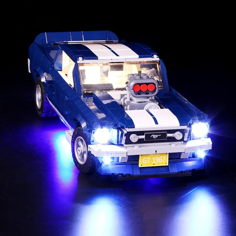 Blaues Lego Modellauto Ford Mustang mit leuchtenden Scheinwerfern und Motorblock