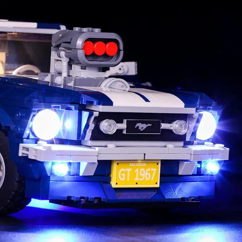 Beleuchtetes Lego Modell eines blauen Ford Mustang mit Michigan Kennzeichen GT 1967