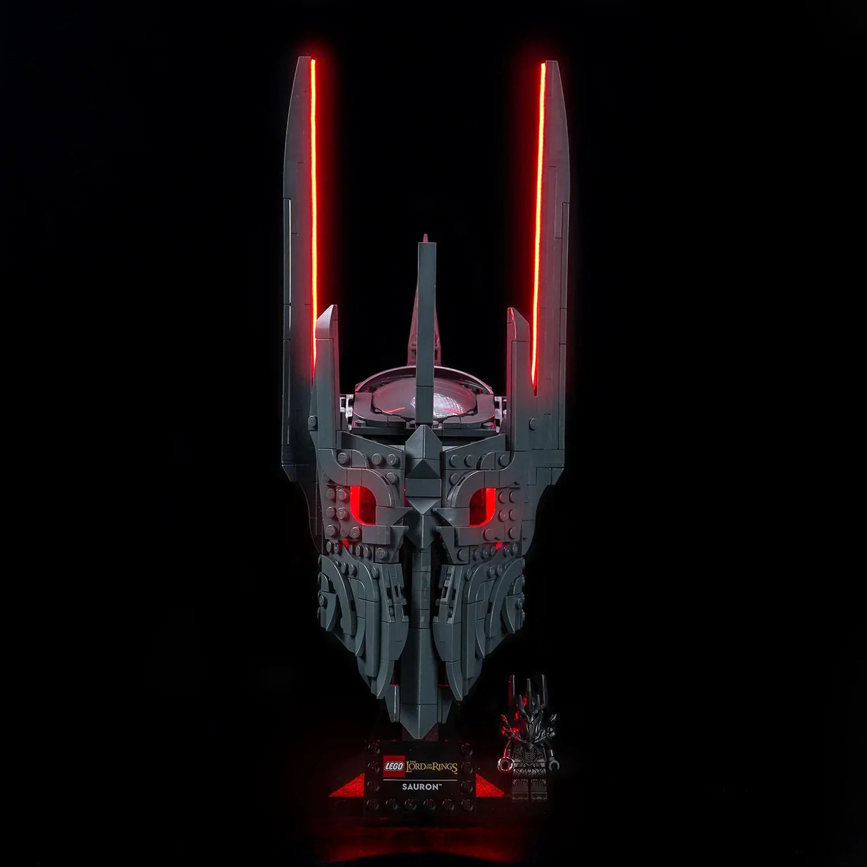 Saurons Helm aus LEGO mit roten Lichtern und eine kleine Sauron-Minifigur