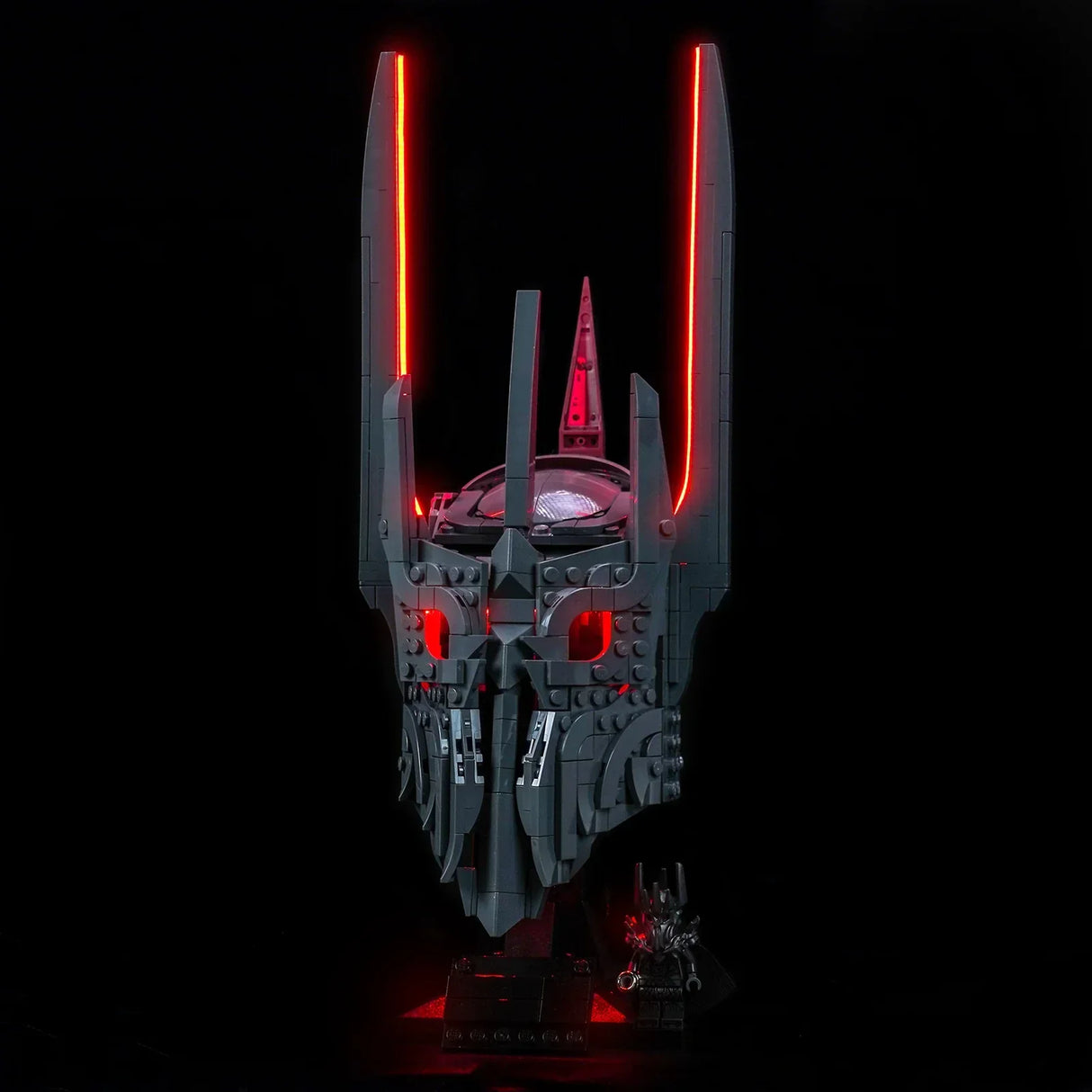 Saurons Helm aus LEGO mit roten Lichtern und einer kleinen Sauron-Minifigur
