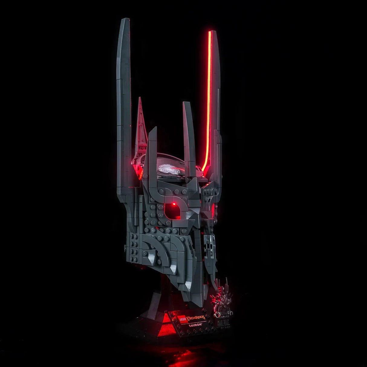 LEGO Herr der Ringe Sauron Helm mit roten Lichtern auf schwarzem Hintergrund