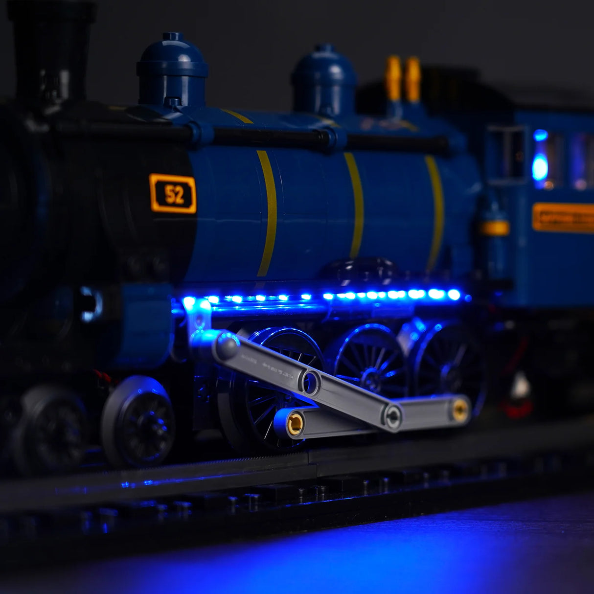 Blaue Spielzeugeisenbahn mit leuchtenden LED Streifen an der Seite