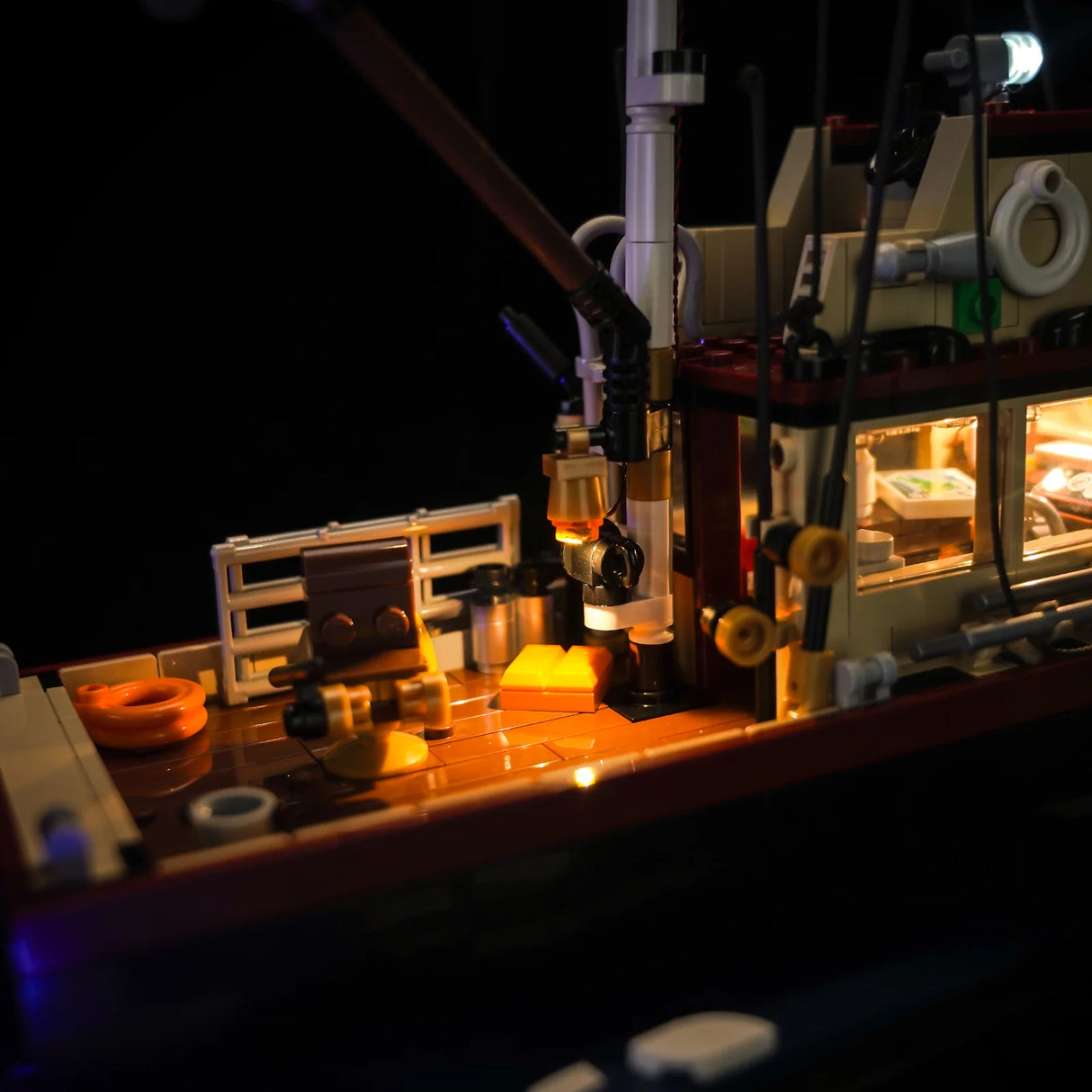 Beleuchtetes Lego Modell eines Fischerbootes bei Nacht