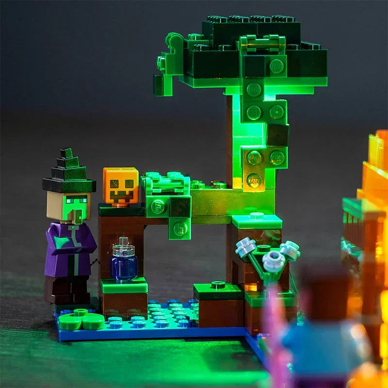 Lego Minecraft Set mit einer Hexenfigur und einem beleuchteten Baum