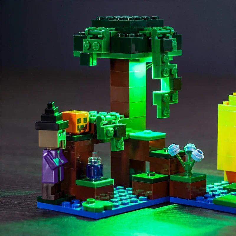 Lego Minecraft Set mit einer Hexenfigur und einem leuchtenden Baum in einer dunklen Umgebung
