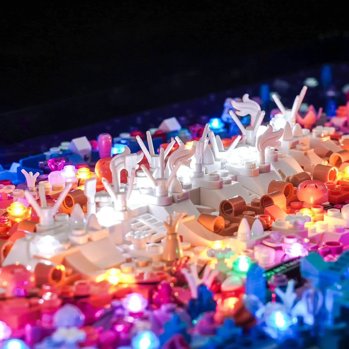 Bunte Lego Steine mit integrierter LED Beleuchtung in einer abstrakten Anordnung