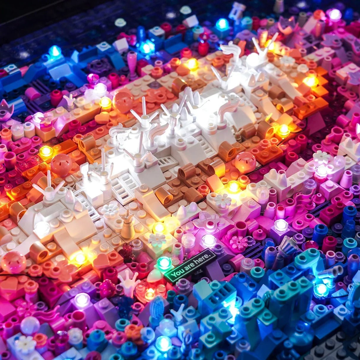 Bunte Legosteine mit integrierter LED Beleuchtung und einem Schild mit der Aufschrift You are here