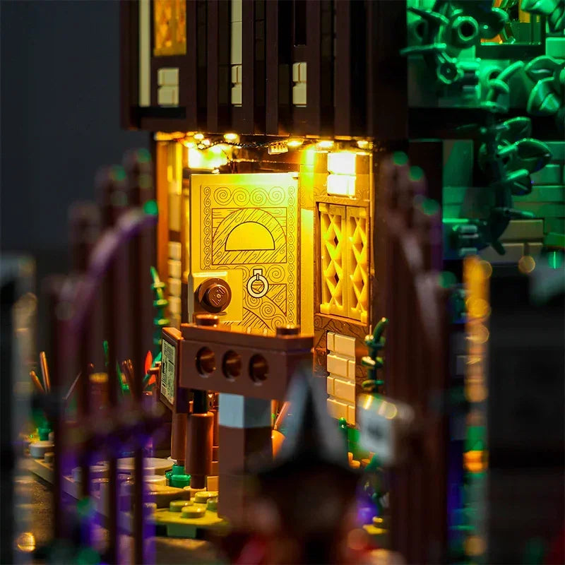 Beleuchtetes Lego Modell eines Hauses mit verzierten Türen und grünen Akzenten