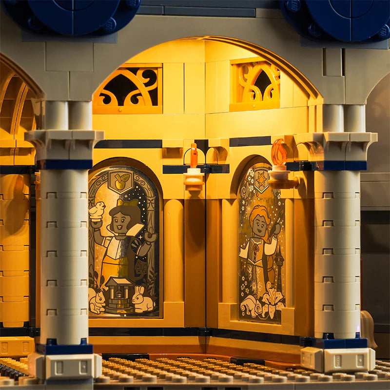 Lego Schloss Innenraum mit beleuchteten Glasfenstern und Säulen