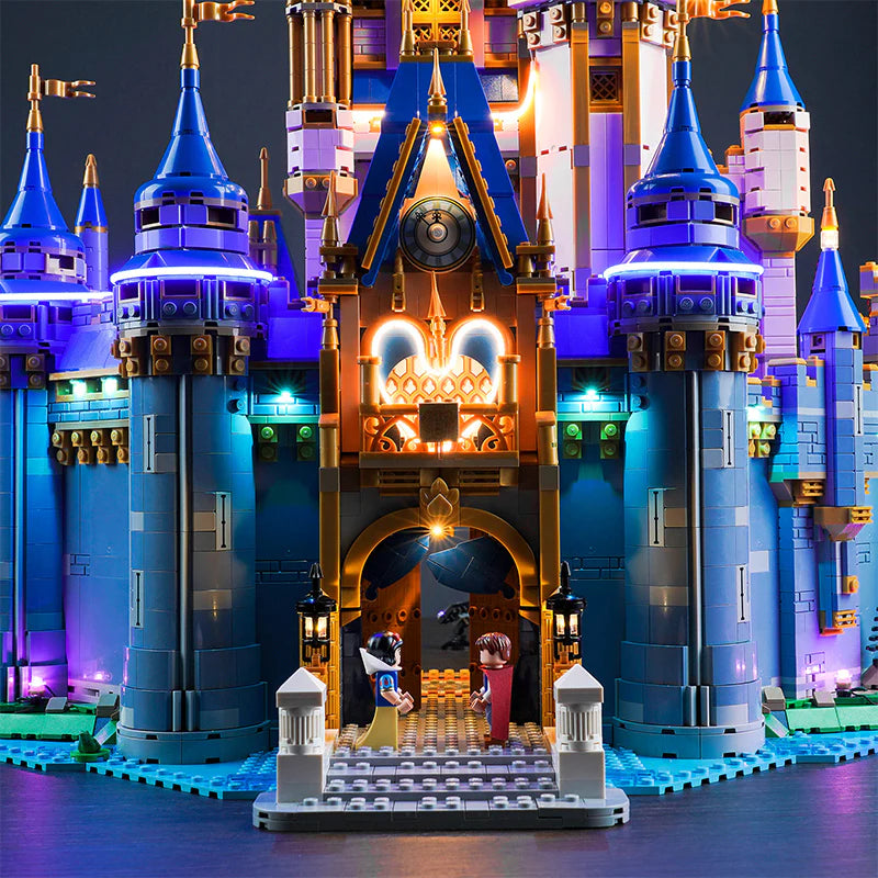 Beleuchtetes Lego Disney Schloss mit zwei Minifiguren vor dem Eingang