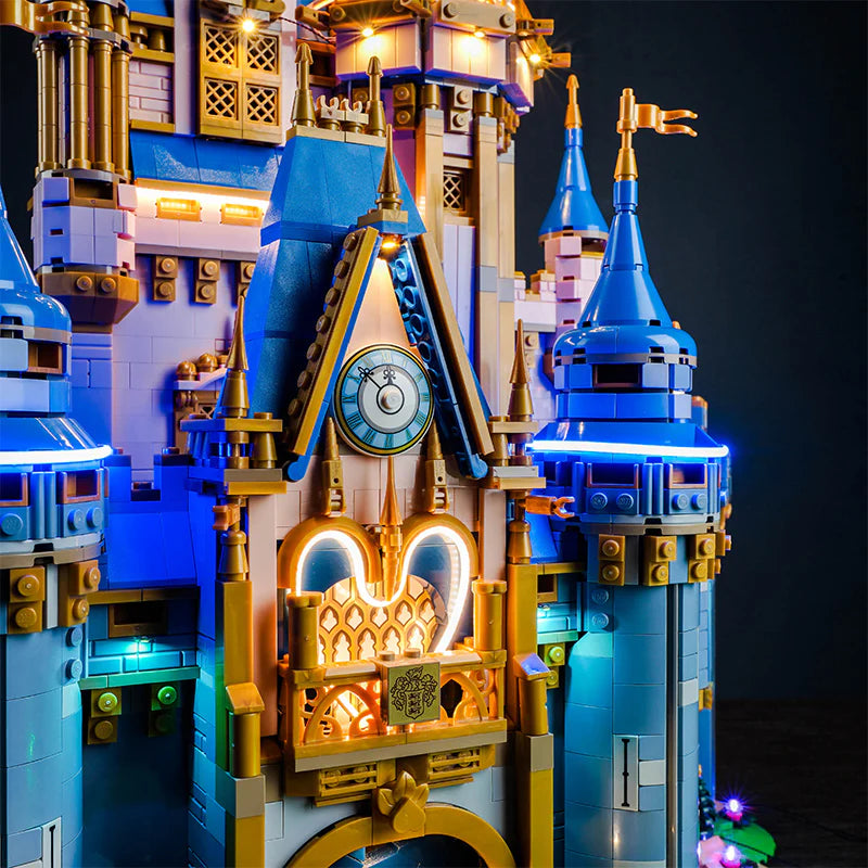 Beleuchtetes Lego Schloss mit Turmuhr und goldenen Details