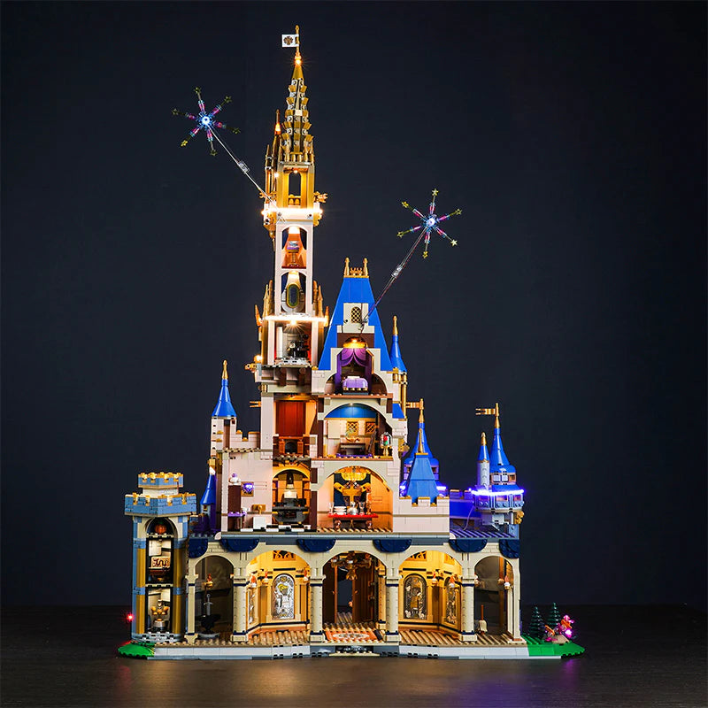 Beleuchtetes Lego Schloss mit Feuerwerkseffekten vor dunklem Hintergrund