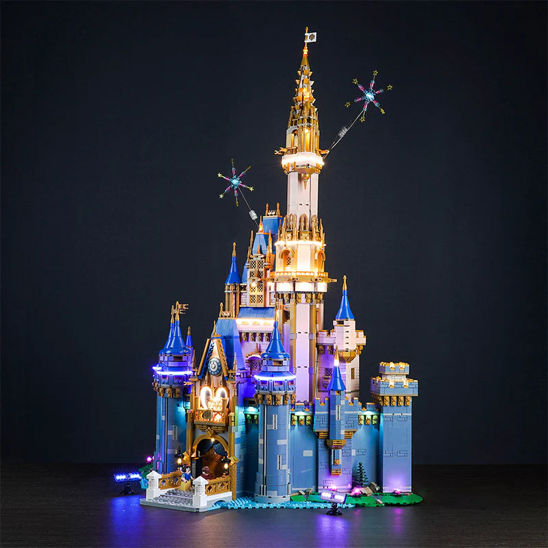 Beleuchtetes Disney Schloss aus Klemmbausteinen mit Feuerwerkseffekten vor dunklem Hintergrund