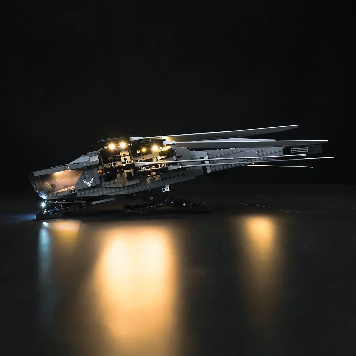 Beleuchtetes Lego Raumschiff Modell auf dunklem Untergrund