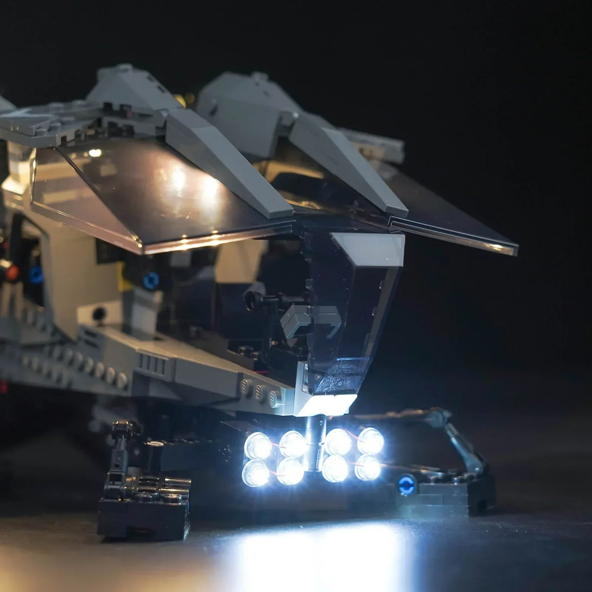 Beleuchtetes Lego Modell eines Raumschiffs mit acht hellen LED Scheinwerfern an der Front