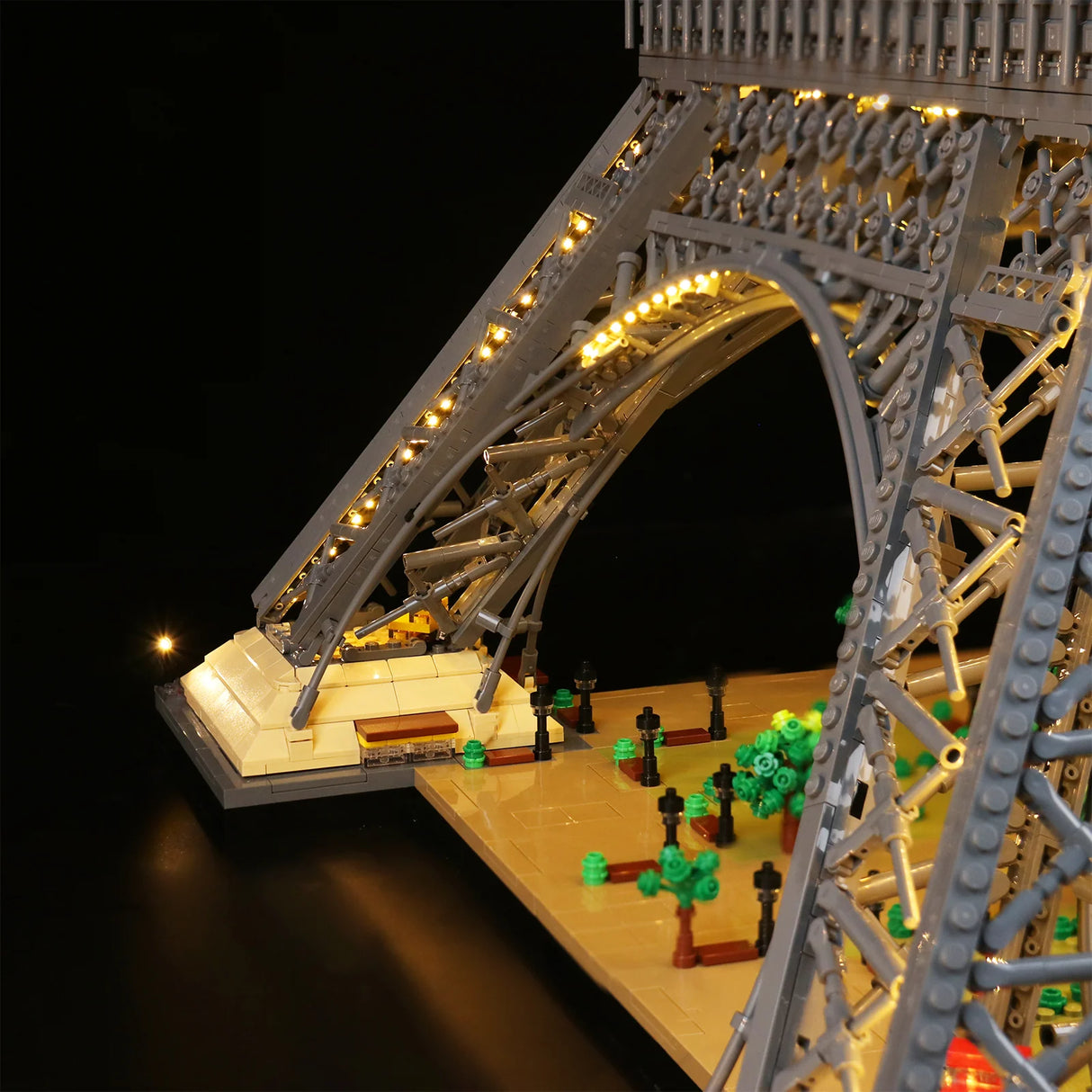 Detailansicht eines Standfußes des LEGO Eiffelturms 10307 mit installierten LED-Dioden entlang der LEGO-Verstrebungen. 44883432702180