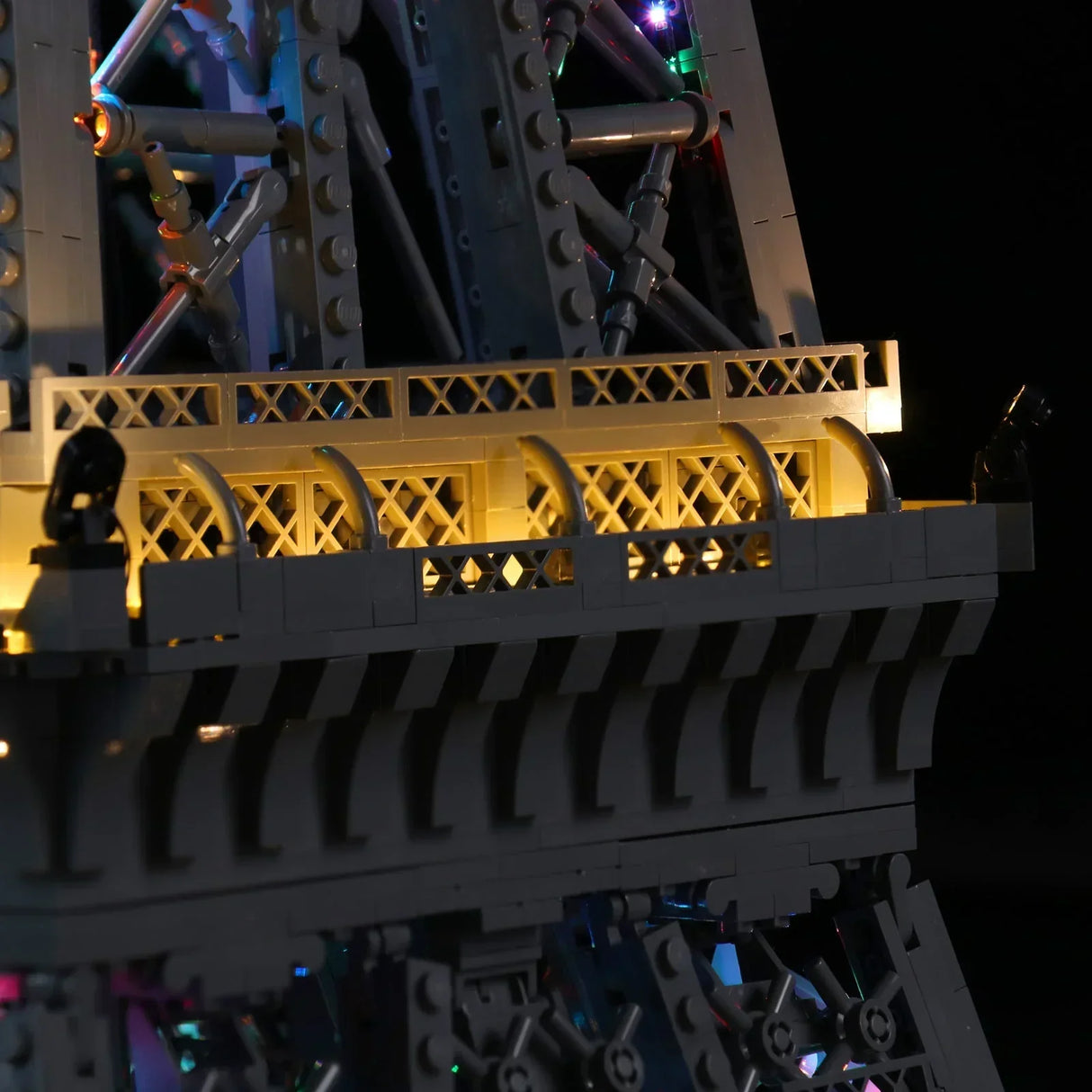 Beleuchtete Aussichtsplattform des LEGO Eiffelturms 10307 mit warmweißen LEDs und farbigen RGB-Akzenten im Hintergrund. 44883432734948