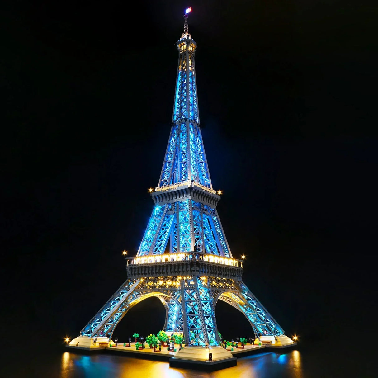 LEGO Eiffelturm 10307 bei Nacht, spektakulär in hellem Blau beleuchtet durch ein steuerbares RGB-LED-Lichtset. 44883432734948