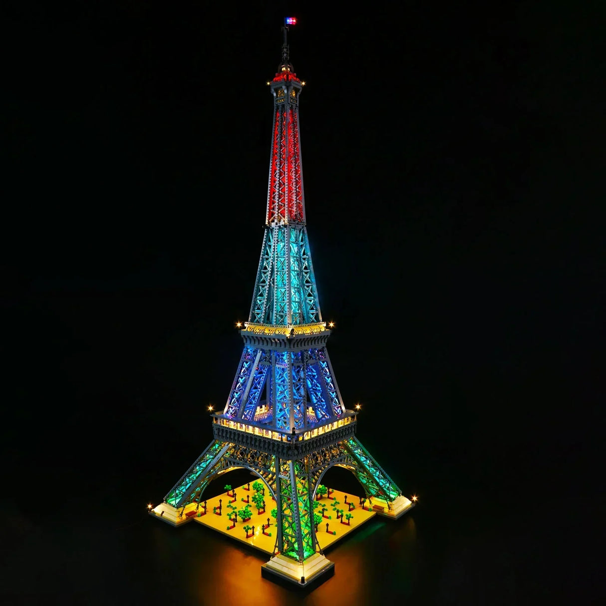 Komplettes LEGO Eiffelturm-Modell mit einem mehrfarbigen RGB-Beleuchtungsset in den Farben Grün, Blau, Türkis und Rot. 44883432734948