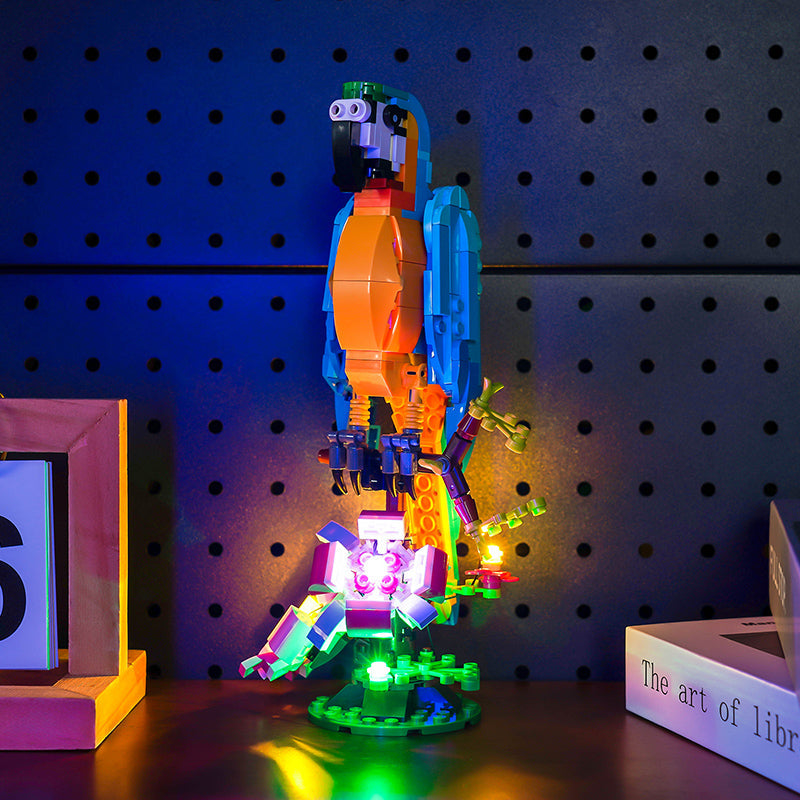 Lego Papagei Modell mit LED Beleuchtung auf einem Tisch
