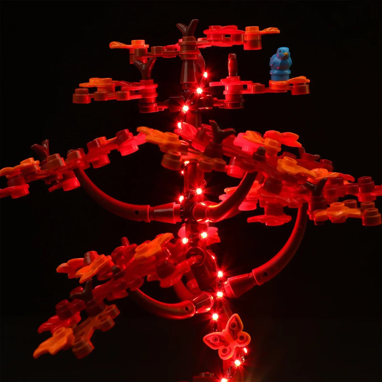 Beleuchteter Lego Baum mit roten LED Lichtern und einem blauen Vogel