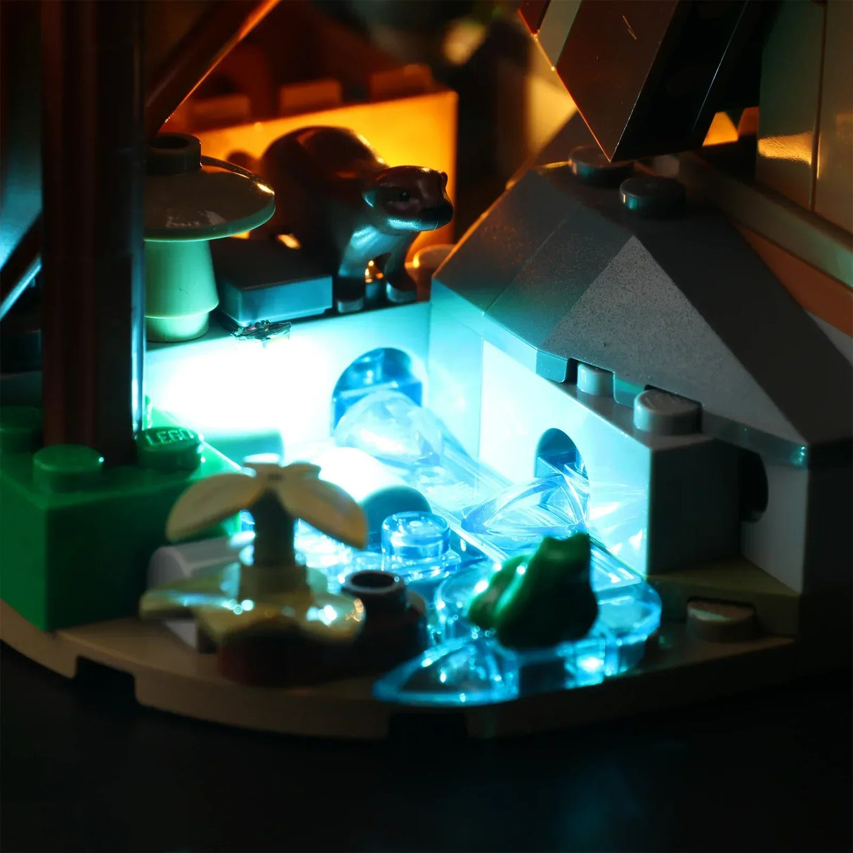 Beleuchtetes Lego Modell mit Otterfigur und blauem Wasserlauf