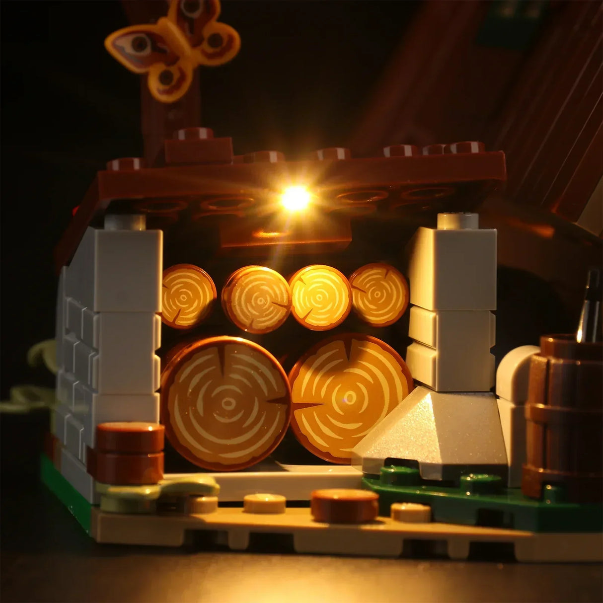 Beleuchtetes Lego Holzstapel Modell mit Schmetterlingsfigur