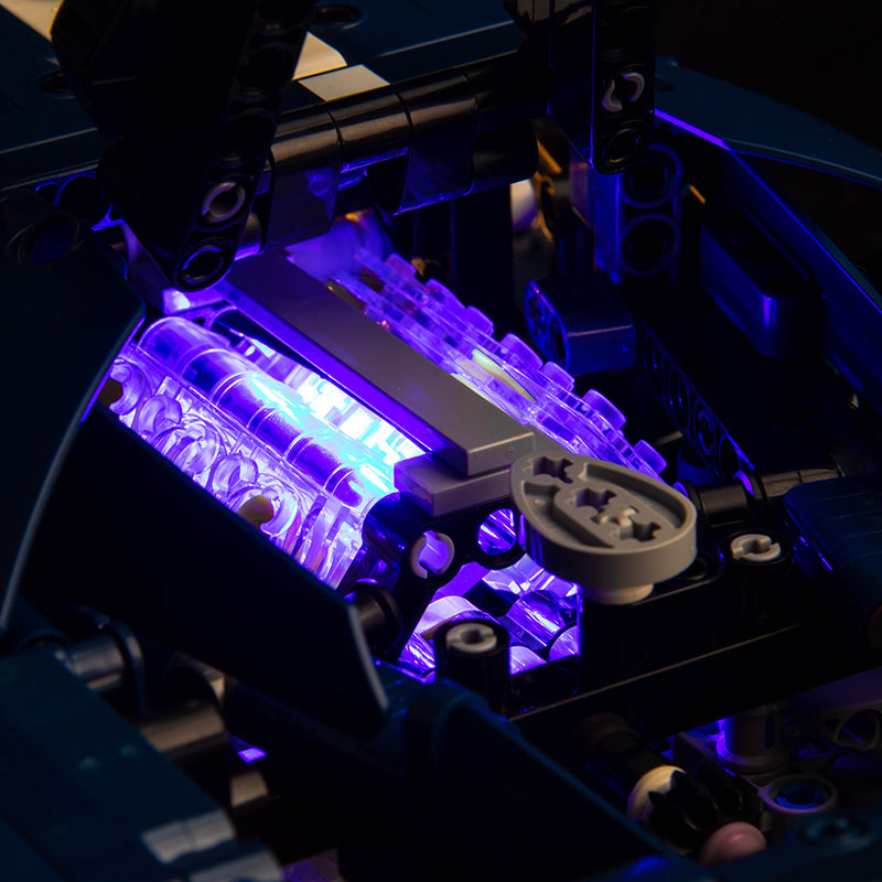 Detailansicht eines beleuchteten Modellmotors mit violetten Lichteffekten