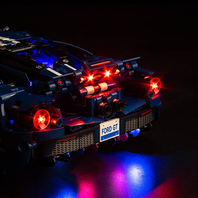 Beleuchtetes Modell eines blauen Ford GT mit leuchtenden roten Rücklichtern vor schwarzem Hintergrund