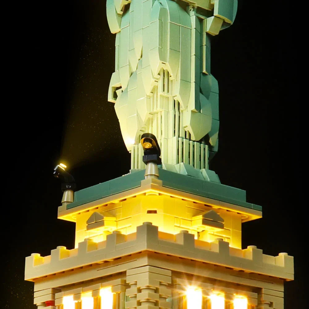 Detailansicht der LEGO Freiheitsstatue mit installierten Mini-LED-Scheinwerfern, die das Gewand der Statue von unten anstrahlen.