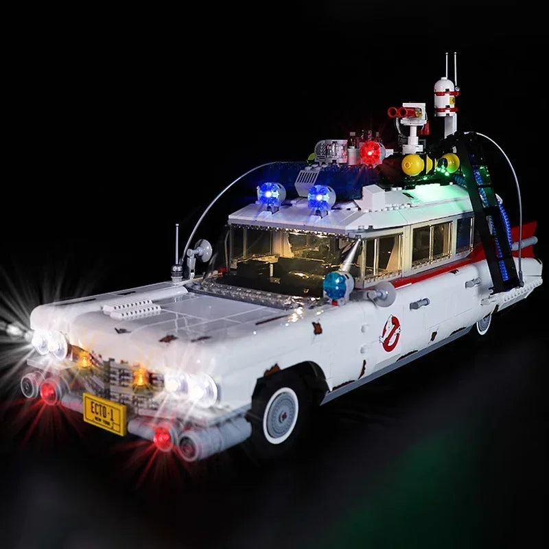Beleuchtetes Lego Ghostbusters Ecto-1 Modell vor schwarzem Hintergrund