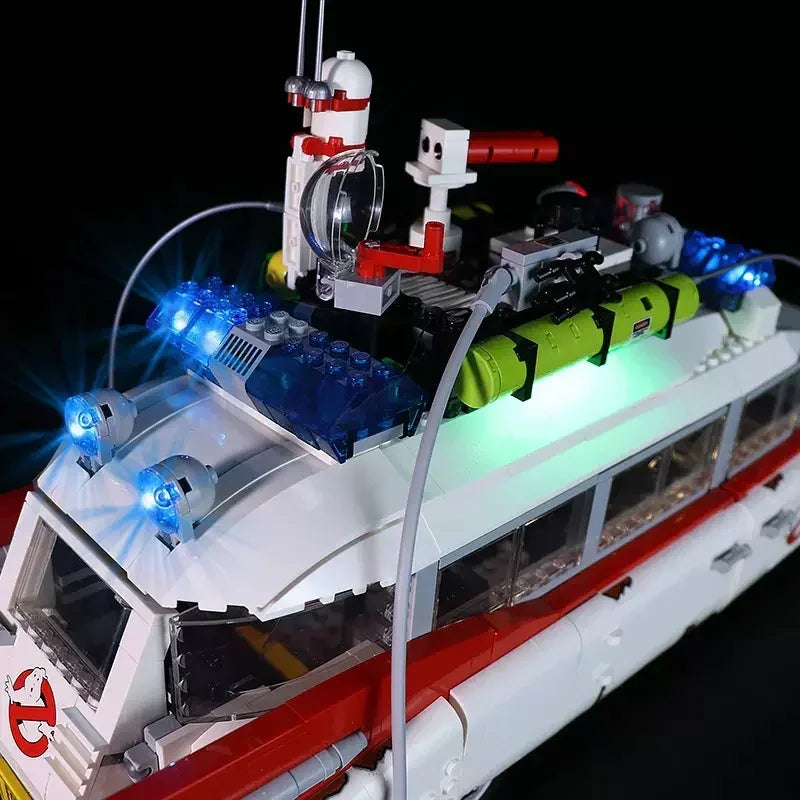 Beleuchtetes Lego Ghostbusters Ecto-1 Modell mit blauen Blaulichtern und technischer Ausrüstung auf dem Dach