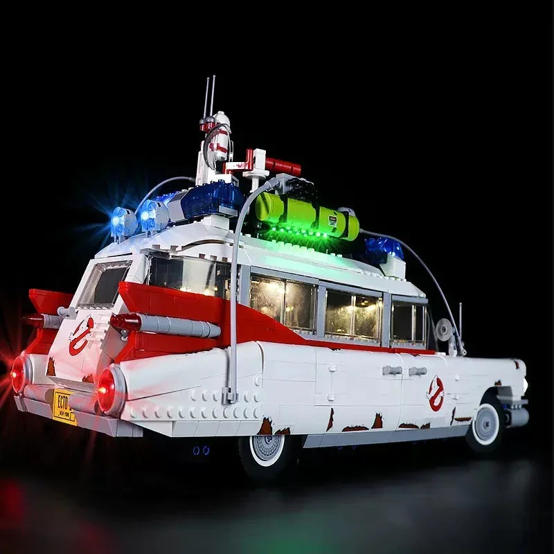 Beleuchtetes Lego Modell des Ghostbusters Ecto-1 Fahrzeugs vor schwarzem Hintergrund