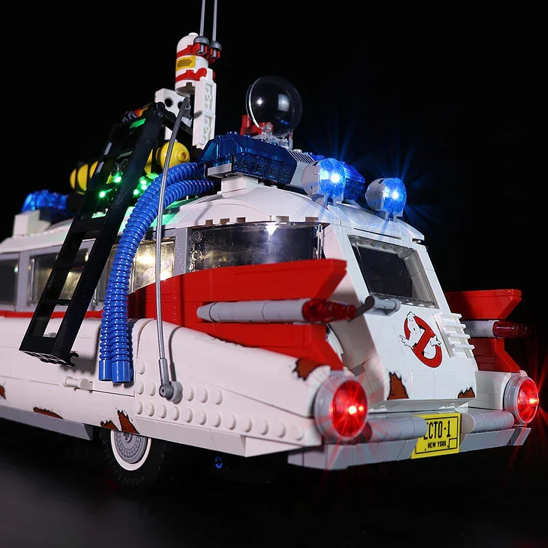 Beleuchtetes Lego Ghostbusters Ecto-1 Modell mit Blaulicht und Heckansicht