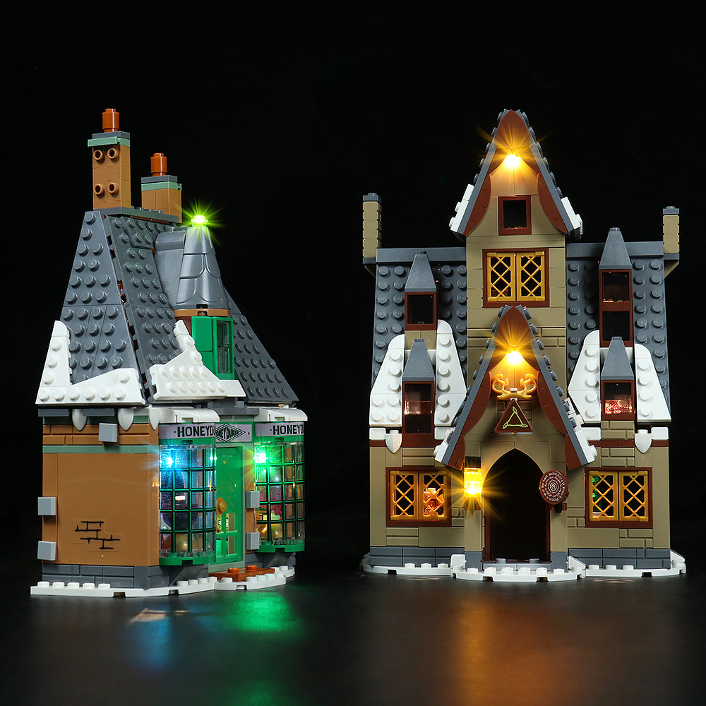 Beleuchtetes Lego Harry Potter Set mit Honigtopf und Drei Besen vor schwarzem Hintergrund