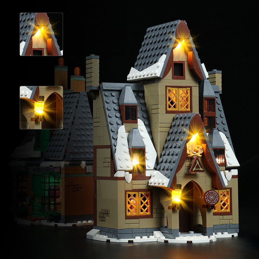 Beleuchtetes Lego Haus mit verschneitem Dach vor schwarzem Hintergrund