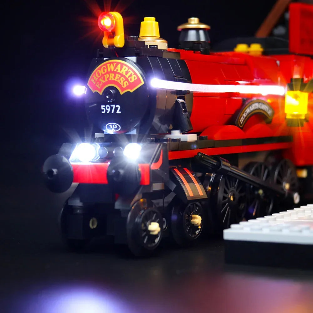 Beleuchtetes Lego Modell des Hogwarts Express Zuges mit leuchtenden Scheinwerfern