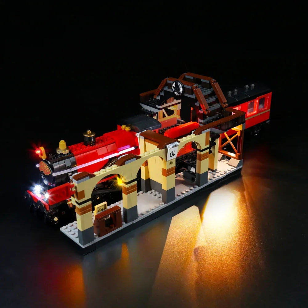 Beleuchtetes Lego Modell des Hogwarts Express am Bahnhof Bahnsteig 9 3/4