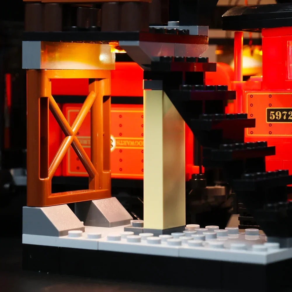 Beleuchtetes Lego Modell des Hogwarts Express mit Treppe und Stützpfeiler