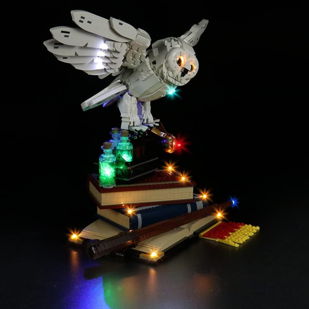 Beleuchtetes Lego Modell einer Eule auf einem Stapel Bücher mit Zauberstab und Fläschchen