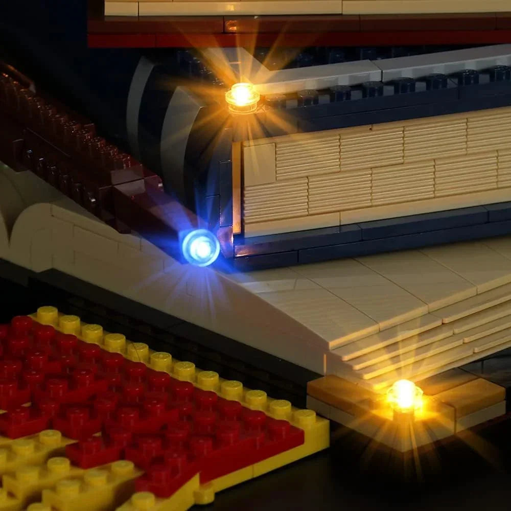 Beleuchtetes Lego Modell mit gelben und blauen LED Lichtern