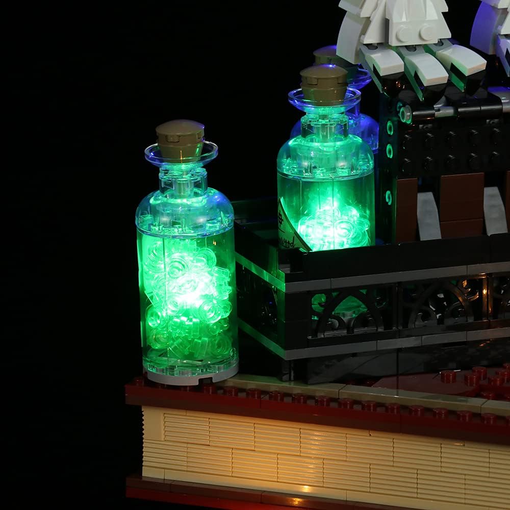 Zwei leuchtende grüne Flaschen aus Lego Steinen auf einem dunklen Hintergrund