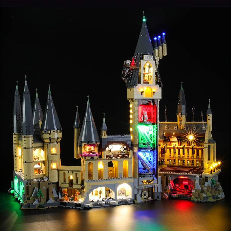 Beleuchtetes Lego Schloss Hogwarts Modell vor schwarzem Hintergrund