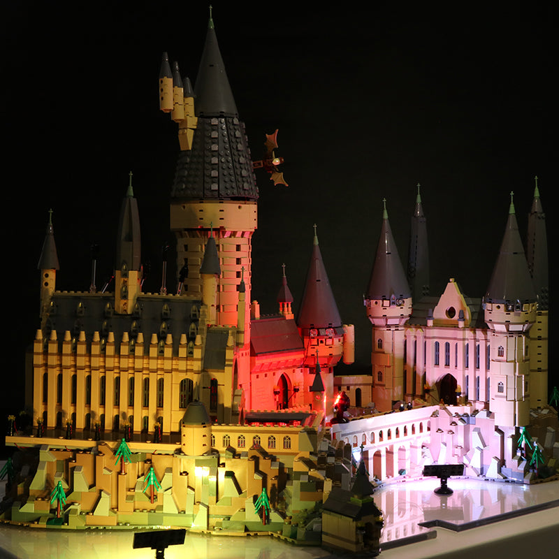 Beleuchtetes Lego Schloss Hogwarts vor dunklem Hintergrund
